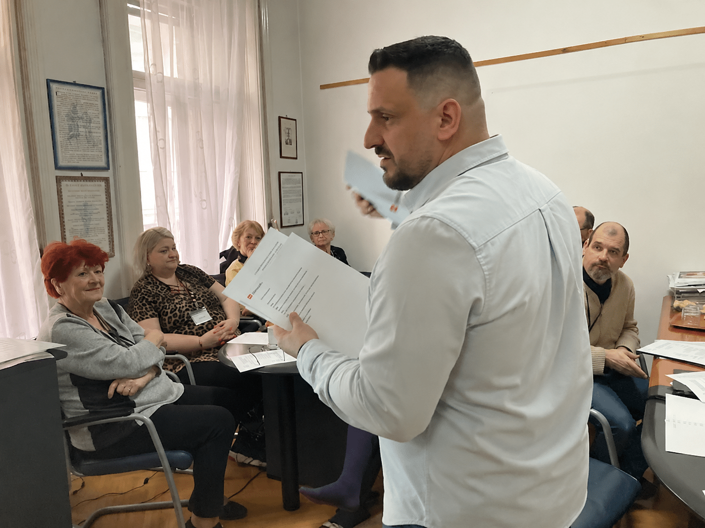 Janzsó Szilárd írásbeli kommunikációs workshopot tart a Magyar Rákellenes Liga csapatának